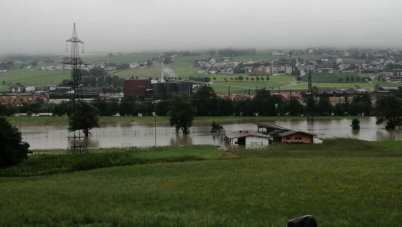 Der Ziller tritt in Hart im Zillertal über die Ufer. (Bild: zVg)