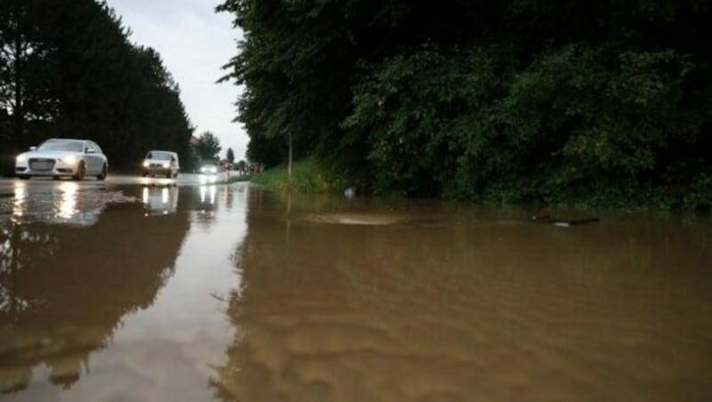 Überflutung der Nußbacher Straße bei Nußbach (Bezirk Kirchdorf an der Krems) (Bild: laumat.at)