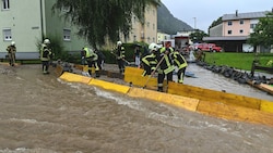 Einsatzkräfte in Kufstein (Bild: APA/ZEITUNGSFOTO.AT/DANIEL LIEBL)