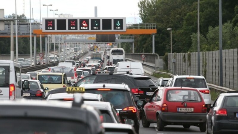 Ohne Transitverkehr würde es auch eine Entlastung des Dauerparkplatzes Tangente geben, sagen Befürworter. (Bild: Zwefo)