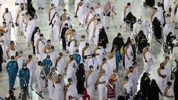 Pilgern umrunden die Kaaba in Mekka, dem heiligsten Ort des Islam. (Bild: APA/AFP/Fayez Nureldine)