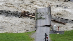 Die zerstörte Brücke in der Kelchsau in Tirol (Bild: zoom.tirol, Krone KREATIV)