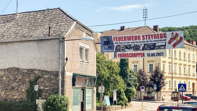 Dieses Haus in Steyregg hat ein Strohmann der Identitären Bewegung gekauft. Das Bierlokal ist schon hergerichtet. (Bild: Alexander Schwarzl)