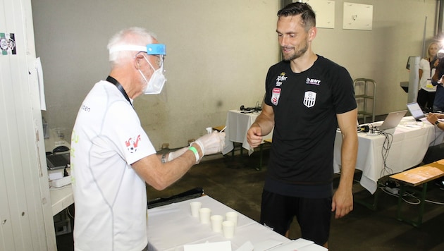 250 Personen nahmen vorm Spiel an der Typisierungsaktion zur Blutkrebsbekämpfung teil. Darunter James Holland und viele Fans. (Bild: Pressefoto Scharinger © Albin Schuster)