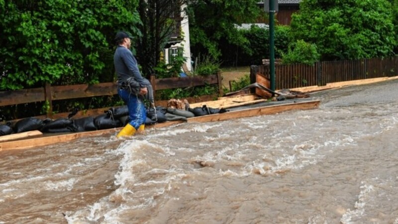 Mit Sandsäcken wurde versucht, die Wassermassen von Häusern fernzuhalten. (Bild: LIEBL Daniel/zeitungsfoto.at)