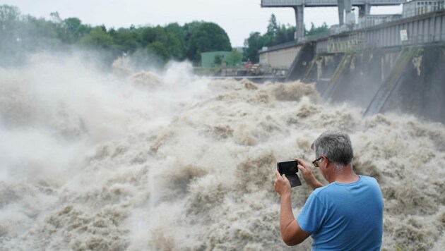 Beim Innkraftwerk in Ranshofen versammelten sich zahlreiche „Hochwasser-Touristen“ zum Fotografieren (Bild: Pressefoto Scharinger © Daniel Scharinger)