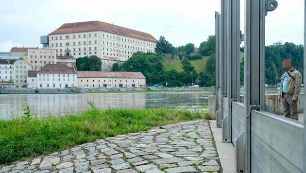 Erst im Juni kam es in OÖ – wie hier in Linz, wo der Hochwasserschutz entlang der Donau aufgebaut wurde – zu erhöhten Wasserpegeln. (Bild: Horst Einöder/Flashpictures, Krone KREATIV)