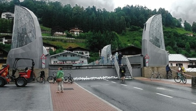 Die Hub-Brücke im Ortskern von Mittersill - das Symbol des Hochwasserschutzes. (Bild: Antonio Lovric)