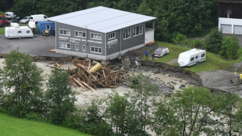 Diese Autowerkstätte wurde unterspült, blieb aber zum Glück stehen. (Bild: ZOOM.TIROL)