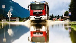 Überflutungen gab es u.a. in Stuhlfelden im Raum Mittersill (Salzburg) (Bild: APA/DANIEL SCHARINGER)