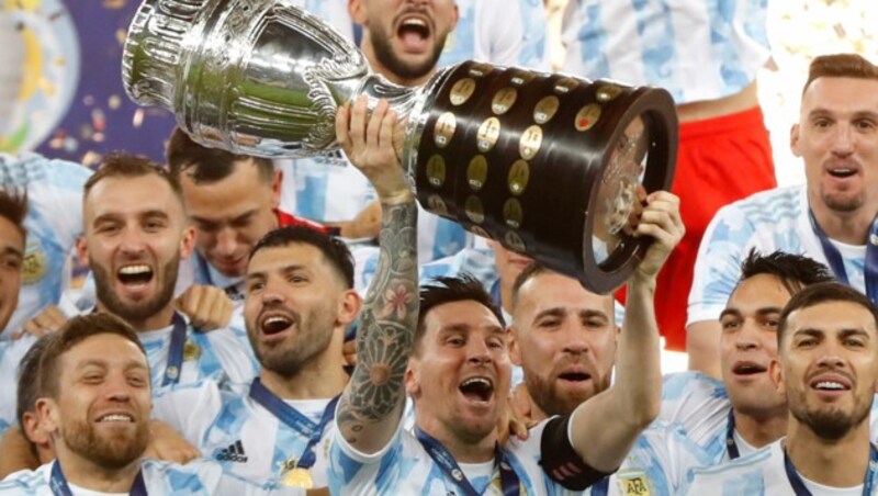 Kapitän Messi bejubelt mit seinen Kumpels von der argentinischen Nationalmannschaft den Gewinn der Copa America. (Bild: AP)