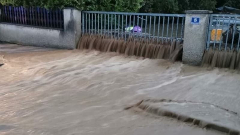 In Steinbrunn schoß am vergangenen Wochenende Wasser über ein Grundstück auf die Straße davor. (Bild: FF Steinbrunn)