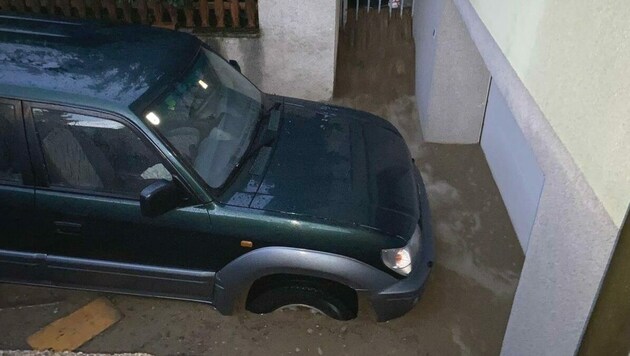 Bei einer Garageneinfahrt sammelte sich das Regenwasser. (Bild: FF Steinbrunn)