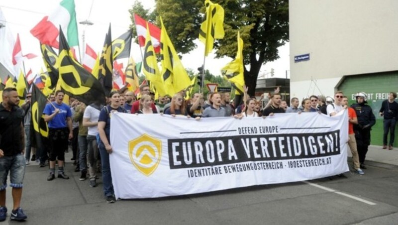 Aufmarsch der Identitären (Bild: HERBERT PFARRHOFER)