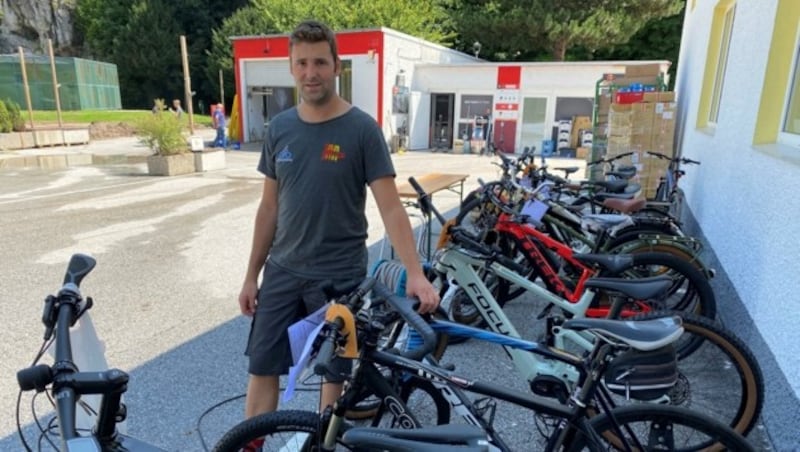 Hans-Peter Gratts Fahrradgeschäft „Inn-Bike“ inklusive Dutzender hochwertiger Fahrräder wurden zum Opfer eines stundenlangen, gewaltig reißenden halben Meter hohen Stroms von Wasser. (Bild: ZOOM.TIROL)