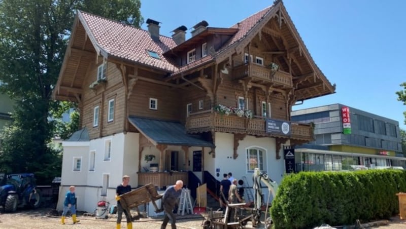 Das 120 Jahre alte, vor vier Jahren von Hubert Gaun originalgetreu renovierte Haus wurde massivst von den Wassermassen angegriffen. (Bild: ZOOM.TIROL)