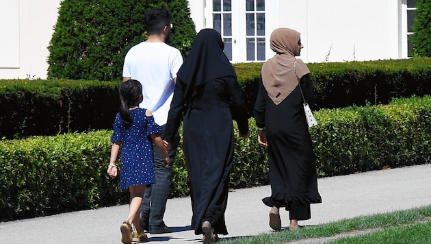 Islam and traditional roles are particularly important to the older generation. Younger, better educated Chechens are also more likely to join in. (Bild: Huber Patrick)