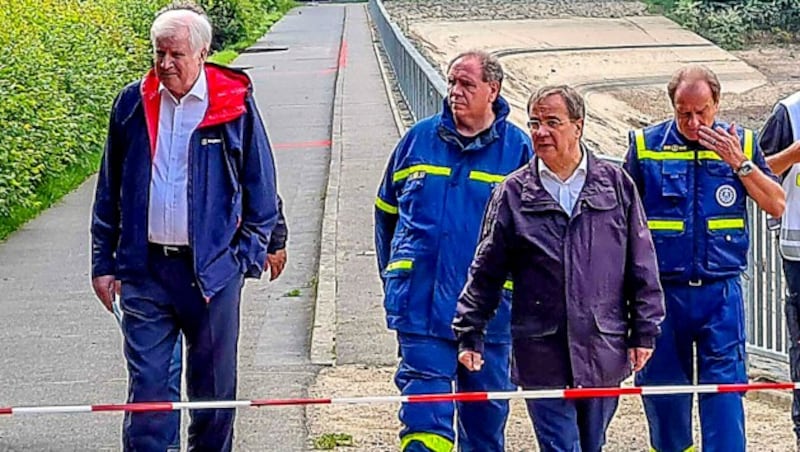 Innenminister Horst Seehofer und der nordrhein-westfälische Ministerpräsident Armin Laschet während eines Lokalaugenscheins bei der Steinbachtalsperre (Bild: AP)