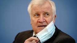 Innenminister Horst Seehofer sieht keine Versäumnisse. (Bild: APA/dpa/Kay Nietfeld)