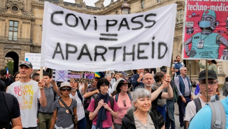 Bei diesen Demonstranten in Frankreich kommen die Verschärfungen der Corona-Maßnahmen nicht gut an. (Bild: Associated Press)