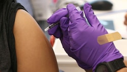 Ohne Corona-Impfung ist eine Fortsetzung des Studiums in vielen US-Universitäten nicht mehr möglich. (Bild: AFP/Getty Images/JOE RAEDLE)