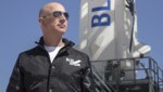 Blue-Origin-Chef Jeff Bezos vor einer "New Shepard"-Rakete (Bild: APA/BLUE ORIGIN)