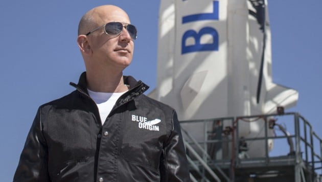 Amazon-Gründer Jeff Bezos bringt mit seiner Raumfahrtfirma Blue Origin Touristen ins All. (Bild: APA/BLUE ORIGIN)
