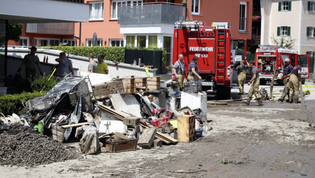 Die Floriani waren auch am Montag damit beschäftigt, Keller und Erdgeschosse auszupumpen. (Bild: Kronenzeitung/Andreas Tröster)