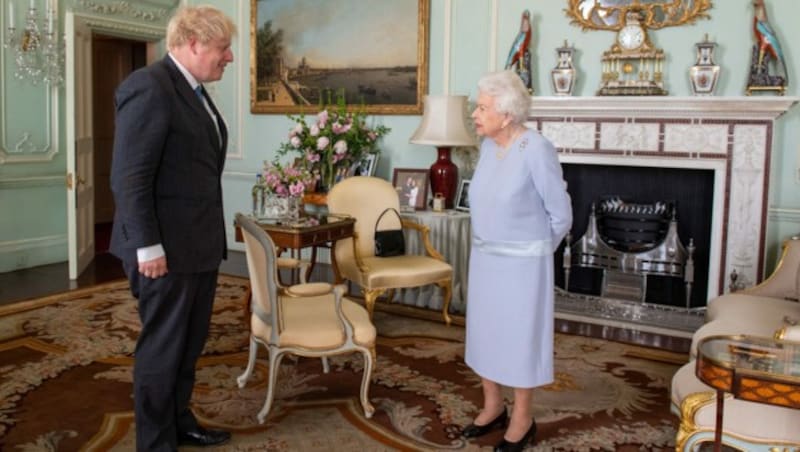 Queen Elizabeth II begrüßt Premier Boris Johnson zu einer Audienz im Buckingham Palace im Juni 2021. (Bild: Dominic Lipinski / POOL / AFP)