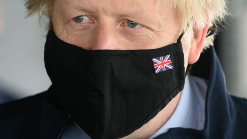 Boris Johnson mit Union-Flag-Maske (Bild: APA/AFP/POOL/Leon Neal)