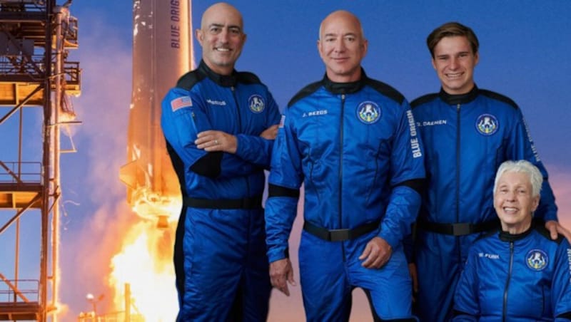 Am 20. Juli flog Amazon-Gründer Jeff Bezos mit einer Rakete seiner Raumfahrtfirma Blue Origin als Weltraumtourist in den erdnahen Orbit. Die "Crew": Bezos (2. v. li.) mit seinem Bruder Mark (li.), dem 18-jährigen Oliver Daemen und der 82-jährigen Wally Funk. (Bild: APA/AFP/AP/BLUE ORIGIN, Krone KREATIV)