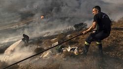 Griechische Feuerwehrleute kämpfen im Juli 2021 gegen verheerende Waldbrände. (Bild: Iakovos Hatzistavrou / AFP (Symbolbild))