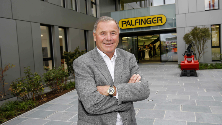 Der Anfang 2020 verstorbene Firmenchef im Jahr 2015 vor der Zentrale in Bergheim: Hubert Palfinger sen. (Bild: Markus Tschepp)