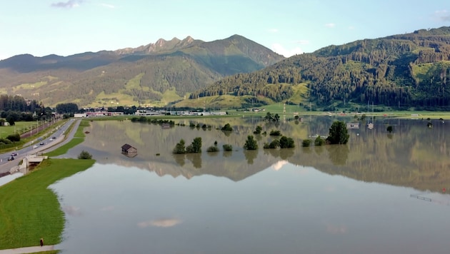 Ein regelrechter Hochwasser-See erstreckt sich bei Zell am See (Bild: Roland Hölzl)