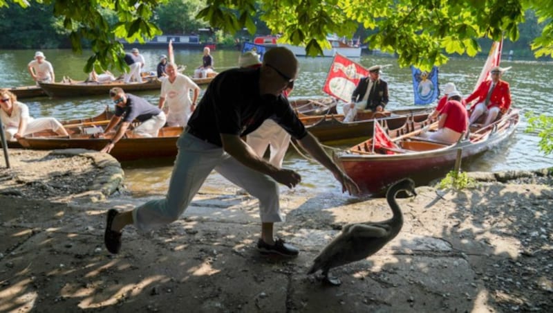 Die Aufgabe erfordert zuweilen auch etwas Kondition und Durchhaltevermögen. (Bild: Steve Parsons/PA via AP)