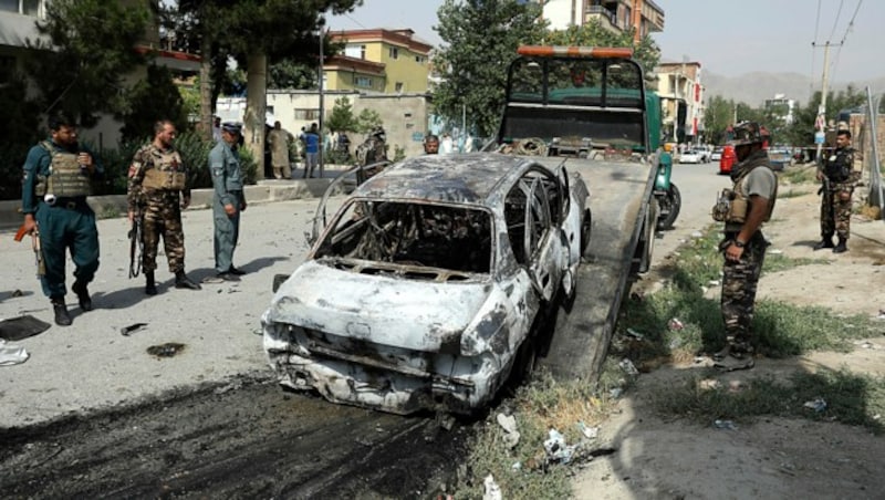 Mindestens drei Raketen sind in der Nähe des Präsidentenpalasts in Kabul eingeschlagen. (Bild: AP)