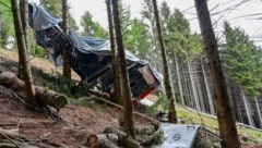 Der heute neunjährige israelische Bub, der 2021 als einziger das Seilbahnunglück am Berg Mottarone am Lago Maggiore überlebt hat, erhält mehr als drei Millionen Euro Schadenersatz. (Bild: APA/AFP/MIGUEL MEDINA)