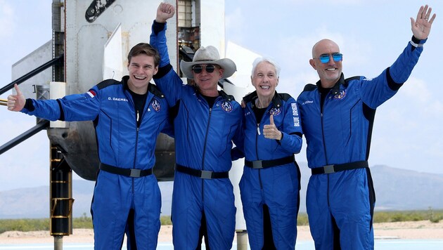 Jeff Bezos (mit Hut) und Crew nach der Landung (Bild: AFP)