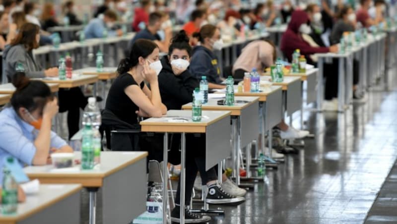 Studienanwärter vor Beginn der Aufnahmetests für die Medizinischen Universitäten am 21. Juli in Wien. (Bild: APA/ROLAND SCHLAGER)