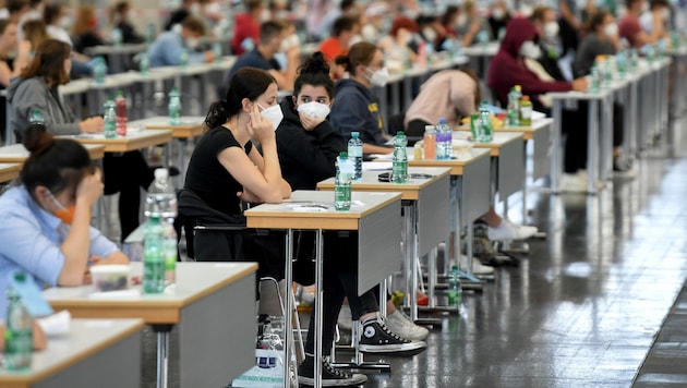 Studienanwärter vor Beginn der Aufnahmetests für die Medizinische Universität in Wien (Bild: APA/ROLAND SCHLAGER)