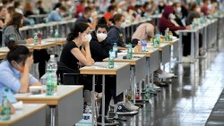 Studienanwärter vor Beginn der Aufnahmetests für die Medizinische Universität in Wien (Bild: APA/ROLAND SCHLAGER)