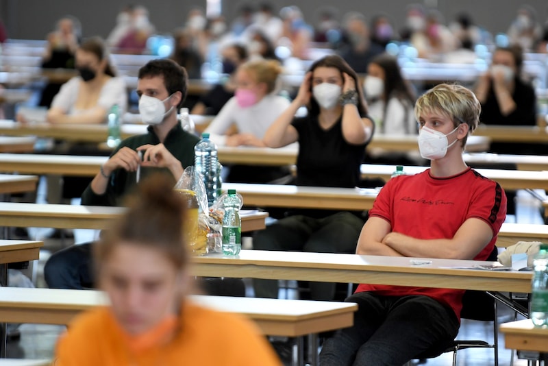 Abgeprüft wird beim Test das schulische Vorwissen aus Biologie, Chemie, Physik und Mathematik, Lesekompetenz und Testverständnis sowie kognitive Fertigkeiten. (Bild: APA/ROLAND SCHLAGER)