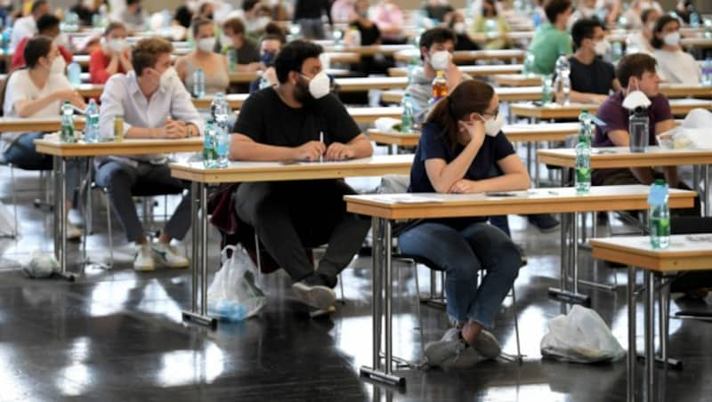 Rund 18.000 - geimpfte, genesene oder getestete - Bewerber ritterten um insgesamt 1740 Studienplätze. (Bild: APA/ROLAND SCHLAGER)