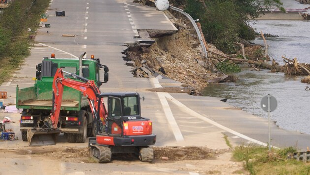 In Rheinland-Pfalz haben verheerende Unwetter eine Jahrhundertflut ausgelöst. Künftig sollen im Katastrophenfall Warn-SMS ausgeschickt werden. (Bild: APA/dpa/Thomas Frey)