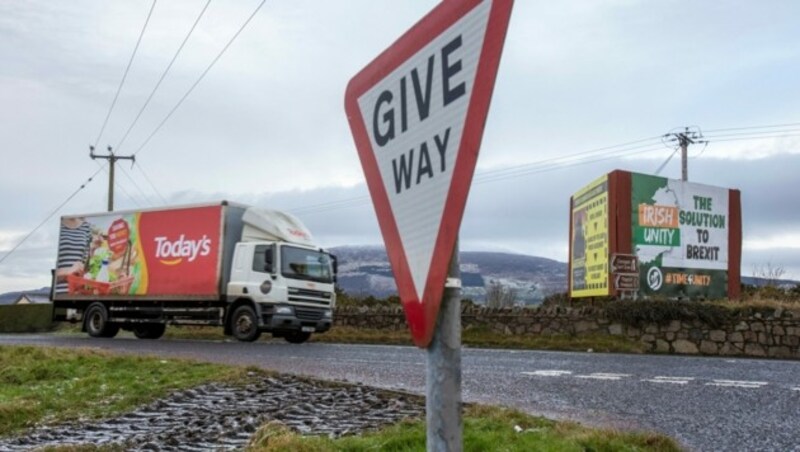 Die britische Regierung ist mit dem Protokoll, dass eine offene Grenze zwischen Irland und Nordirland garantieren soll, immer noch nicht zufrieden. (Bild: APA/AFP/PAUL FAITH)