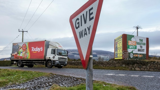 Die britische Regierung ist mit dem Protokoll, dass eine offene Grenze zwischen Irland und Nordirland garantieren soll, immer noch nicht zufrieden. (Bild: APA/AFP/PAUL FAITH)