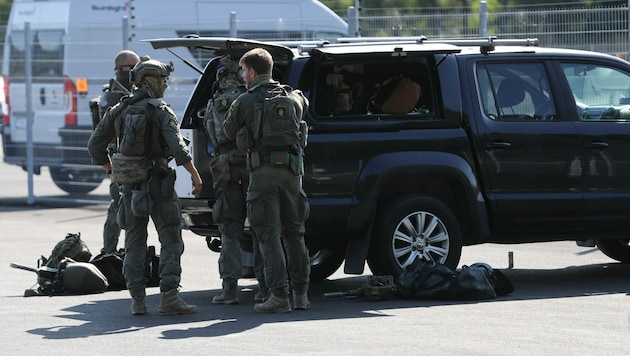 Wegen der Geiselnahme war auch eine Spezialeinheit der schwedischen Polizei ausgerückt. (Bild: AP)