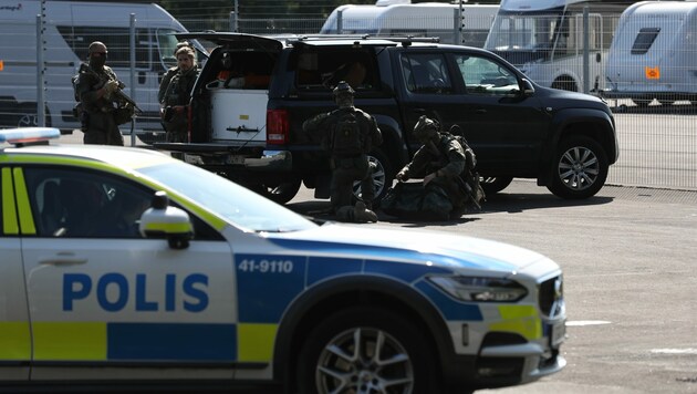 Die schwedische Polizei rückte mit Spezialeinheiten an. (Bild: AP)