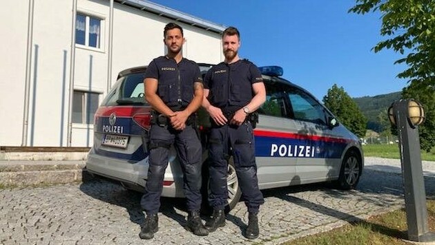 Die Polizisten Edin und Manuel von der PI Garsten wurden zu Lebensrettern. (Bild: LPD OÖ)