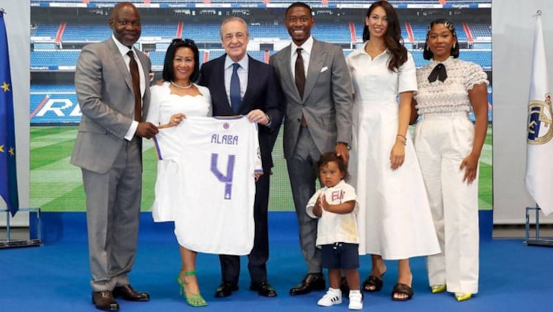 David Alaba mit Real-Boss Florentino Perez sowie seiner Familie (Bild: GEPA )